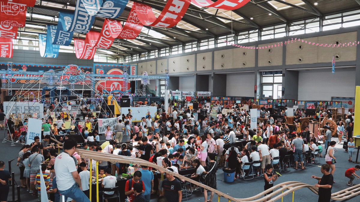 Maker Faire Xi'an venue with audience and booths